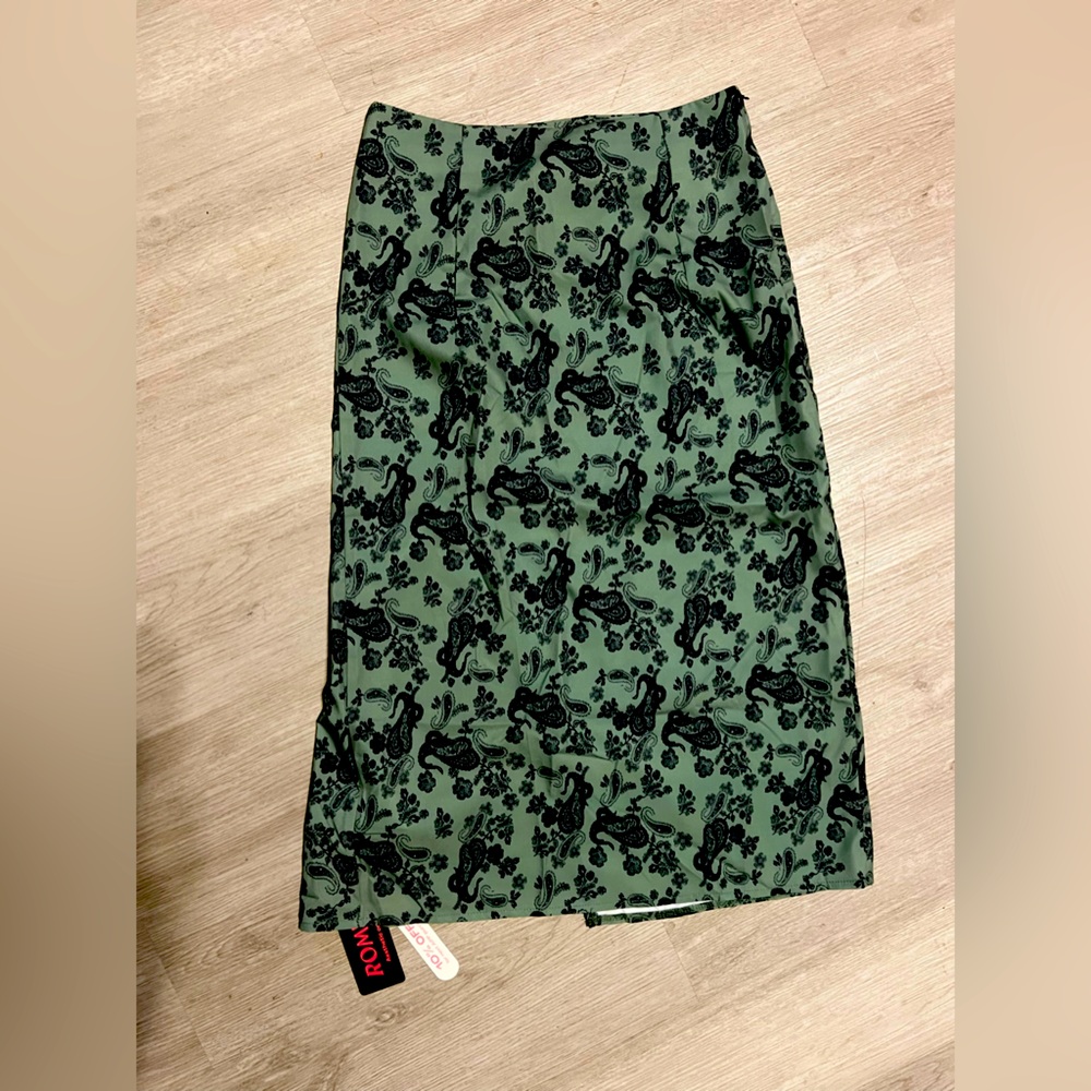 Skirt with slit